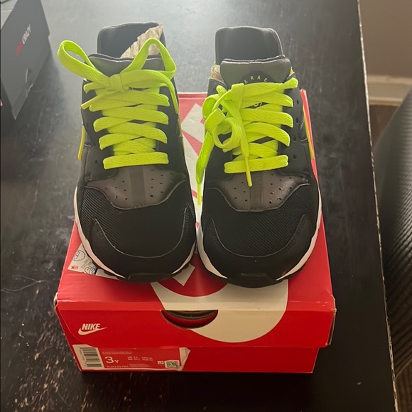 Nike Black and Green Presto - Picture 3 of 5